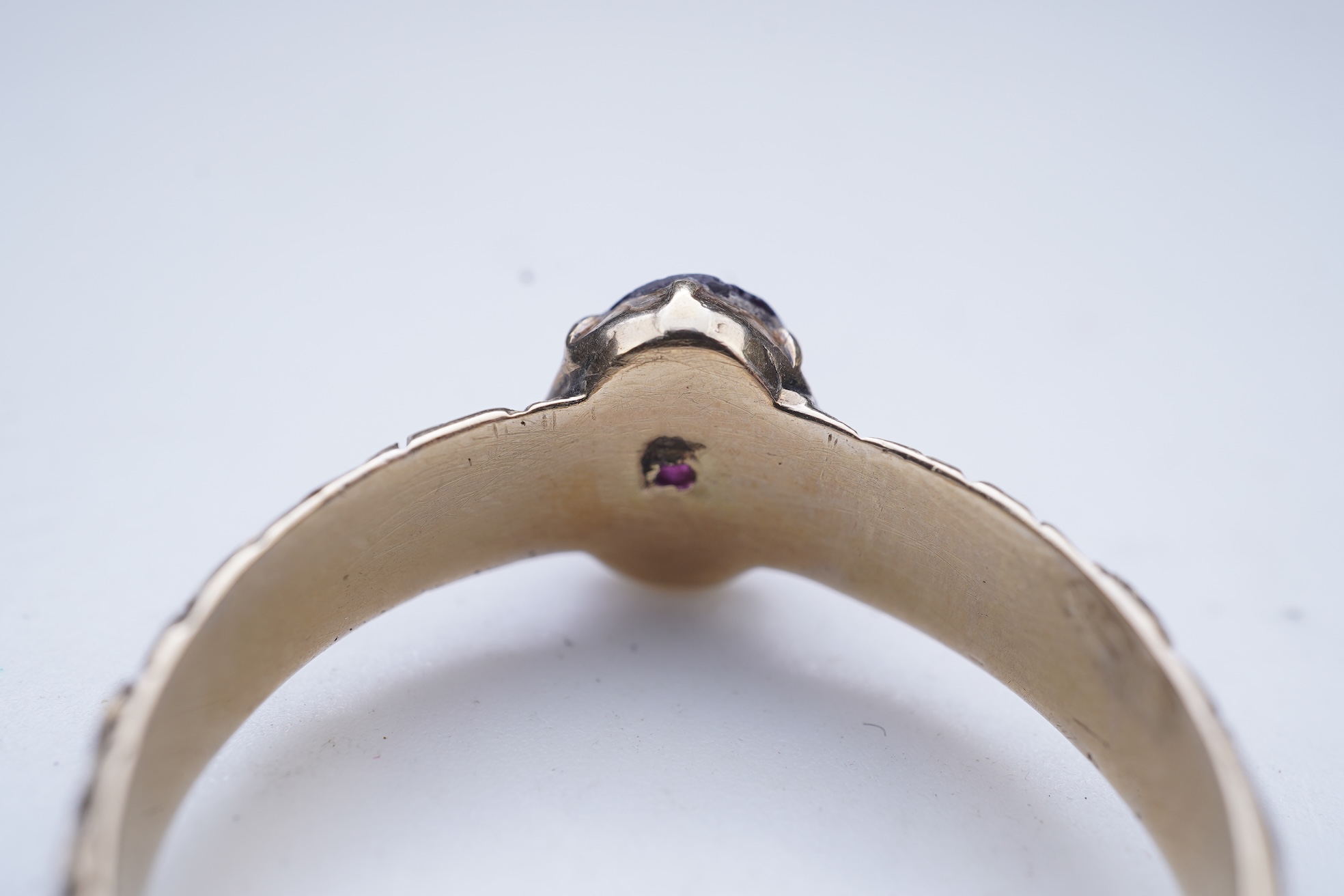 A garnet ring with carved floral gold band, 19th century